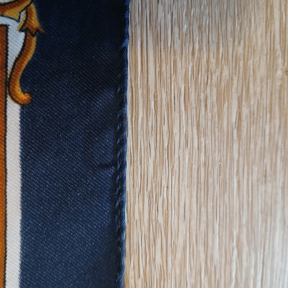 Paris Themed Silk Scarf Roger L. Paris Elegant Souvenir Paris Landmarks 20 x 20 - Picture 12 of 12